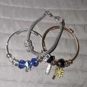 $2 with Bundle ~ Charm Bracelet Lot 5904